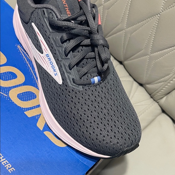 Brooks Women's Anthem 6 Sneakers - Black and Pink - Picture 4 of 8